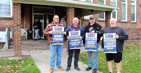 General Motors becomes 1st of Detroit automakers to seal deal with unionized workers